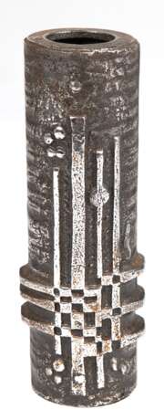 Brutalistische Edelstahl-Vase, Entwurf Olav Joff für Polarisi Figgo, Norwegen, frühe 1970er Jahre, zylindrische Form mit ornamentalem Relief, H. 21 cm - photo 1