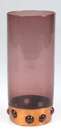 Glasvase z.T. mit Kupferummantelung, Entwurf Nanny Still für Raak, 1960er Jahre, zylindrischer lila Glaskorpus mit Noppen, H. 17,5 cm - photo 1