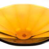 Art Deco-Schale, Moser, Karlsbad, bernsteinfarbenes Glas, rund, mit Flächenschliff, min. Gebrauchspuren, H. 7,5 cm, Dm. 25 cm - Foto 1
