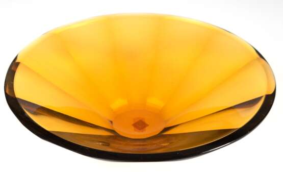 Art Deco-Schale, Moser, Karlsbad, bernsteinfarbenes Glas, rund, mit Flächenschliff, min. Gebrauchspuren, H. 7,5 cm, Dm. 25 cm - Foto 1