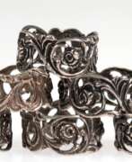 Изделия из металла. 6 Ringe für Papierservietten, 835er Silber, durchbrochen mit Rosendekor gearbeitet, Dm. 1,7 cm
