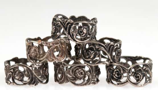 6 Ringe für Papierservietten, 835er Silber, durchbrochen mit Rosendekor gearbeitet, Dm. 1,7 cm - Foto 1