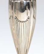 Изделия из металла. Kleine Vase, um 1920, 800er Silber, aufgewölbter Fuß mit Reliefrand, Korpus vertikal gegliedert, weit ausgestellter Rand, 33 g, H. 12,5 cm
