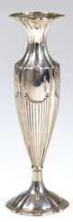 Kleine Vase, um 1920, 800er Silber, aufgewölbter Fuß mit Reliefrand, Korpus vertikal gegliedert, weit ausgestellter Rand, 33 g, H. 12,5 cm