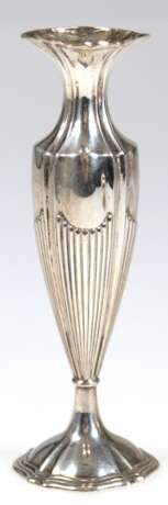 Kleine Vase, um 1920, 800er Silber, aufgewölbter Fuß mit Reliefrand, Korpus vertikal gegliedert, weit ausgestellter Rand, 33 g, H. 12,5 cm - фото 1