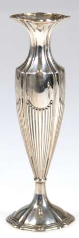 Kleine Vase, um 1920, 800er Silber, aufgewölbter Fuß mit Reliefrand, Korpus vertikal gegliedert, weit ausgestellter Rand, 33 g, H. 12,5 cm - фото 1