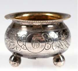 Salznapf, Rußland, 84 Zol., Silber innen vergoldet (berieben), auf 3 Kugelfüßen, gebauchter Korpus floral ziseliert, Monogramm, Dm. 4,2 cm, H. 3 cm