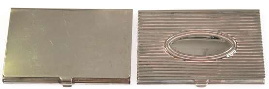 2 diverse Visitenkartenetuis, versilbert, glatte Wandung bzw. Deckel mit Rillendekor, je 0,5x9,5x5,7 cm - photo 1
