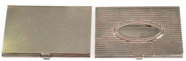 2 diverse Visitenkartenetuis, versilbert, glatte Wandung bzw. Deckel mit Rillendekor, je 0,5x9,5x5,7 cm
