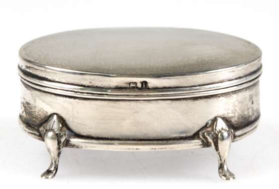 Deckeldose auf 4 gebogenen Füßchen, oval, 925er Silber, Birmingham 1904, innen mit grünem Samt ausgeschlagen, Wandung leicht gedellt, Ges.-Gew. 59,3 g, 3,5x7,5x5,5 cm - photo 1