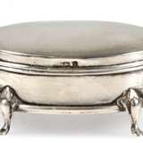 Deckeldose auf 4 gebogenen Füßchen, oval, 925er Silber, Birmingham 1904, innen mit grünem Samt ausgeschlagen, Wandung leicht gedellt, Ges.-Gew. 59,3 g, 3,5x7,5x5,5 cm - photo 1