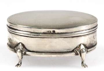 Deckeldose auf 4 gebogenen Füßchen, oval, 925er Silber, Birmingham 1904, innen mit grünem Samt ausgeschlagen, Wandung leicht gedellt, Ges.-Gew. 59,3 g, 3,5x7,5x5,5 cm
