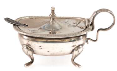 Saliere mit Gewürzlöffel, 800er Silber, oval, auf 4 Beinchen, mit Scharnierdeckel und Henkel, Ges.-Gew. 49 g, 4,5x8x4,5 cm