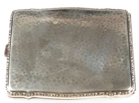 Zigarettenetui, 835er Silber, Hammerschlagdekor, leicht geschwungener Reliefrand, Ges.-Gew. 126,17 g, 1,2x10x8,5 cm - photo 1