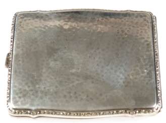 Zigarettenetui, 835er Silber, Hammerschlagdekor, leicht geschwungener Reliefrand, Ges.-Gew. 126,17 g, 1,2x10x8,5 cm