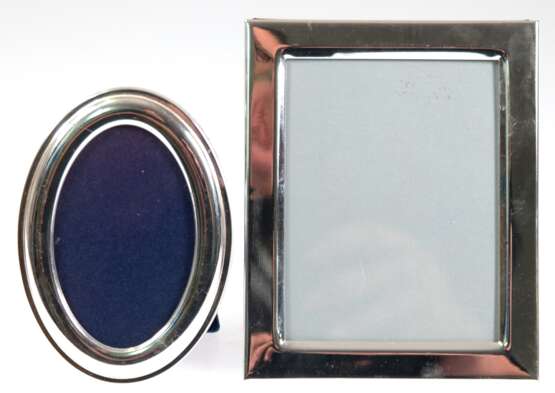 2 diverse Fotorahmen, versilbert, dabei oval, ges. 10,5x7,5 cm und rechteckig, ges. 13x10,5 cm - photo 1