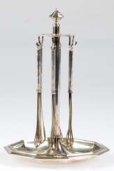 Ständer mit 5 Champagnerquirlen, 835er Silber, Ständer mit 10-kantigem Fuß, Ges.-Gew. 119,3 g, H. 15,5 cm, Quirl-L. 10,7 cm