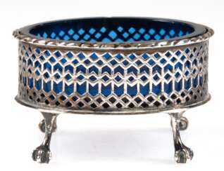 Saliere mit blauem Glaseinsatz, 19. Jh., Silber (geprüft), oval, auf 4 Tatzenfüßen, durchbrochene Wandung mit Kordelrand, Glaseinsatz mit Sternschliff (Rand min. best.), Gew. (ohne Glas) 54,3 g, 5x8x6,5 cm