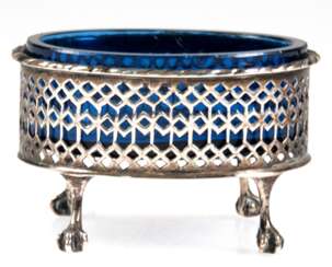 Saliere mit blauem Glaseinsatz, 19. Jh., Silber (geprüft), oval, auf 4 Tatzenfüßen, durchbrochene Wandung mit Kordelrand, Glaseinsatz mit Sternschliff (Rand min. best.), Gew. (ohne Glas) 54,3 g, 5x8x6,5 cm