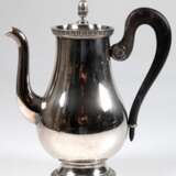 Kaffeekanne, Christofle "Malmaison", versilbert, 1,20 l, gebauchter Korpus, Palmettenfriese, Pinienzapfen als Deckelbekrönung, ebonisierter Holzhenkel, H. 25 cm - photo 1