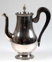 Kaffeekanne, Christofle &quot;Malmaison&quot;, versilbert, 1,20 l, gebauchter Korpus, Palmettenfriese, Pinienzapfen als Deckelbekrönung, ebonisierter Holzhenkel, H. 25 cm