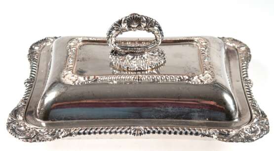Viktorianische Warmhalteschale, versilbert (etwas berieben), England 19. Jh., reliefierte Zierränder, Deckelhandhabe abnehmbar, Gebrauchspuren, kl. Delle im Unterteil, 7x28x21 cm (ohne Handhabe) - photo 1