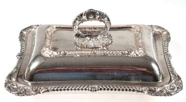 Viktorianische Warmhalteschale, versilbert (etwas berieben), England 19. Jh., reliefierte Zierränder, Deckelhandhabe abnehmbar, Gebrauchspuren, kl. Delle im Unterteil, 7x28x21 cm (ohne Handhabe)