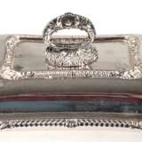 Viktorianische Warmhalteschale, versilbert (etwas berieben), England 19. Jh., reliefierte Zierränder, Deckelhandhabe abnehmbar, Gebrauchspuren, kl. Delle im Unterteil, 7x28x21 cm (ohne Handhabe) - photo 1