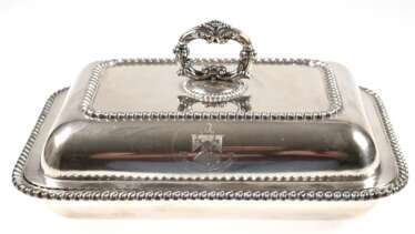 George V- Warmhalteschale, versilbert, England um 1920, reliefierte Kordelränder, Deckel mit Wappen &quot;Noli Irritare Leones&quot;, Handhabe abnehmbar, 9,5x30x22,5 cm (ohne Handhabe)