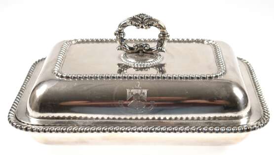 George V- Warmhalteschale, versilbert, England um 1920, reliefierte Kordelränder, Deckel mit Wappen "Noli Irritare Leones", Handhabe abnehmbar, 9,5x30x22,5 cm (ohne Handhabe) - photo 1