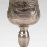 Wodkabecher, Rußland, 84 Zol. Silber, Moskau 1860, auf Kuppa mit ausgesteltem und umgeschlagenem Rand beidseitig Medaillons mit Niello-Landschaftsdekor, getreppter Rundfuß in Balusterschaft übergehend, Gew. 54,87 g, H. … - photo 2