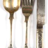 Besteck, 3-teilig, Moskau 1855, 84 Zol., Griffe beidseitig mit Niellodekor, besetehend aus Messer, Gabel und Löffel, Beschau Andrej Kowalsky (1827-56), im Etui - photo 1