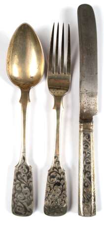 Besteck, 3-teilig, Moskau 1855, 84 Zol., Griffe beidseitig mit Niellodekor, besetehend aus Messer, Gabel und Löffel, Beschau Andrej Kowalsky (1827-56), im Etui - photo 1