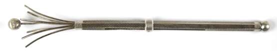 Champagnerquirl, Silber, hülsenartiger Korpus mit feinem Netzdekor, durch Schiebemechanismus 7 Quirlarme herausschiebbar, davon ist mittlerer mit Kugel besetzt, min. Gebrauchspuren, Ges.-Gew. ca. 5,5 g, L. 8,7 (13,7) cm… - photo 1