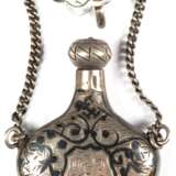 Parfümflakon, 84 Zol. Silber, Kavkaz, Niellodekor, Monogramm- und Namensgravur, dat. 5.3.05, Schraubverschuß, and Kette mit Klammer, Maße Flakon 5,7x3,6x1,1 cm - photo 1