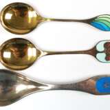 3 Löffel, Dänemark, 925er Silber, Stielenden emailliert, davon 2x Jahreslöffel Robbe & Berking 1982 und 1984 und 1x W&S Sorensen, Ges.-Gew. 107,49 g - Foto 1