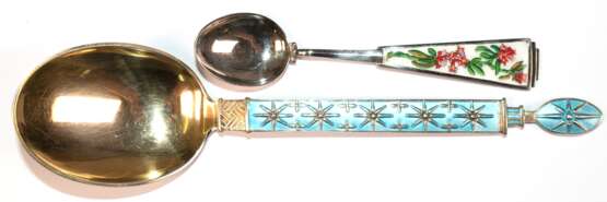 2 diverse Löffel, emailliert, dabei Mokkalöffel, Silber (geprüft), floral emailliert, L. 10,5 cm und großer Löffel, Sterlingsilber, Norwegen, Laffe vergoldet, Stiel hellblau emailliert, L. 18 cm, Ges.-Gew. 55,8 g - photo 1
