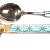 2 diverse Löffel, emailliert, dabei Mokkalöffel, Silber (geprüft), floral emailliert, L. 10,5 cm und großer Löffel, Sterlingsilber, Norwegen, Laffe vergoldet, Stiel hellblau emailliert, L. 18 cm, Ges.-Gew. 55,8 g - photo 1