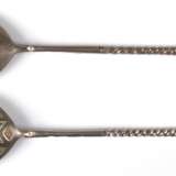 2 Löffel, Moskau 1893 und 1894, 84 Zol. Silber, Laffe rücks. floral bzw. ornamental ziseliert, Stiel z.T. gedreht, Ges.-Gew. 58,3 g, L. 16,2 cm - photo 1