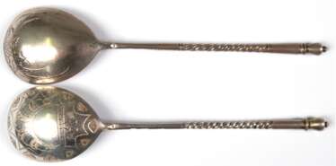 2 Löffel, Moskau 1893 und 1894, 84 Zol. Silber, Laffe rücks. floral bzw. ornamental ziseliert, Stiel z.T. gedreht, Ges.-Gew. 58,3 g, L. 16,2 cm