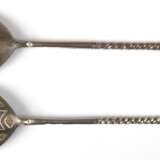 2 Löffel, Moskau 1893 und 1894, 84 Zol. Silber, Laffe rücks. floral bzw. ornamental ziseliert, Stiel z.T. gedreht, Ges.-Gew. 58,3 g, L. 16,2 cm - photo 2