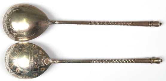 2 Löffel, Moskau 1893 und 1894, 84 Zol. Silber, Laffe rücks. floral bzw. ornamental ziseliert, Stiel z.T. gedreht, Ges.-Gew. 58,3 g, L. 16,2 cm - photo 2