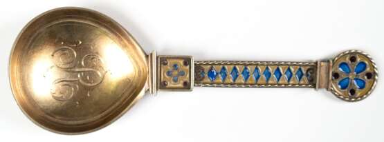 Zierlöffel, Norwegen, 925erSilber vergoldet, Griff mit farbiger Fensteremaille mit ornamentalem Muster, Laffe mit verschlungenem Monogramm "R", L. 16,5 cm - photo 1