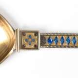 Zierlöffel, Norwegen, 925erSilber vergoldet, Griff mit farbiger Fensteremaille mit ornamentalem Muster, Laffe mit verschlungenem Monogramm "R", L. 16,5 cm - photo 1