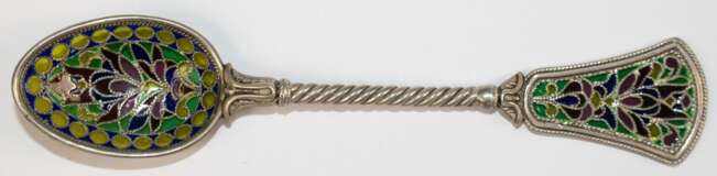 Löffel, Rußland um 1910, 875er Silber, Griff und Laffe mit farbigem Fensteremail, gedrehter, Stiel, L. 14,3 cm - photo 1