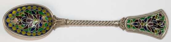 Löffel, Rußland um 1910, 875er Silber, Griff und Laffe mit farbigem Fensteremail, gedrehter, Stiel, L. 14,3 cm - photo 1