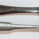 2 Zuckerzangen, dabei Koch & Bergfeld, 800er Silber, Perlrand, L. 10,5 cm und Zuckerzange, Moskau 1870, Silber (geprüft), floral ziseliert, Enden innen mit Waffelrelief, 51 g, L. 13,5 cm - photo 1