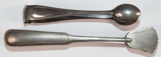 2 Zuckerzangen, dabei Koch & Bergfeld, 800er Silber, Perlrand, L. 10,5 cm und Zuckerzange, Moskau 1870, Silber (geprüft), floral ziseliert, Enden innen mit Waffelrelief, 51 g, L. 13,5 cm - photo 1