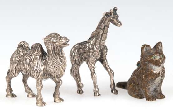 3 Tierfiguren, dabei Kamel und Giraffe, 800er Silber, ges. 38,6 g, H. 3,5 cm und 4,5 cm, dazu kl. Wiener Bronze "Sitzende Katze", H. 2,5 cm - photo 1