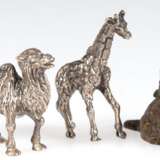 3 Tierfiguren, dabei Kamel und Giraffe, 800er Silber, ges. 38,6 g, H. 3,5 cm und 4,5 cm, dazu kl. Wiener Bronze "Sitzende Katze", H. 2,5 cm - photo 1
